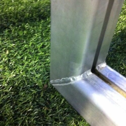 Pupillen voetbaldoel JVD145 14 Detail jeugdvoetbaldoel JVD145. Op de afbeelding ziet u de zeer degelijke hoek-lasverbinding van deze voordelige kwaliteits- voetbaldoelen.